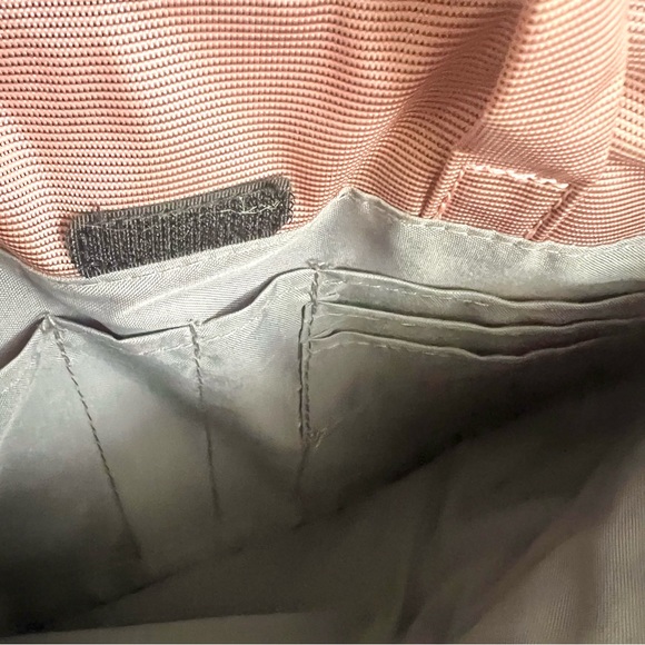 Tucano soft pink laptop bag called “Workout Cable Out” good condition - Picture 15 of 16